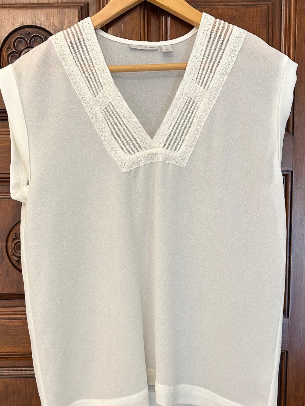 Halogen white sheer v-neck blouse cap sleeve size S